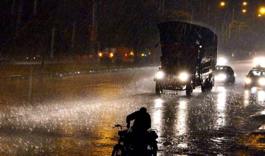 سنڌ جي مختلف شهرن ۾ مٽيءَ جو طوفان ۽ وسڪارو، گرميءَ جو زور ٽٽي ويو، موسم خوشگوار